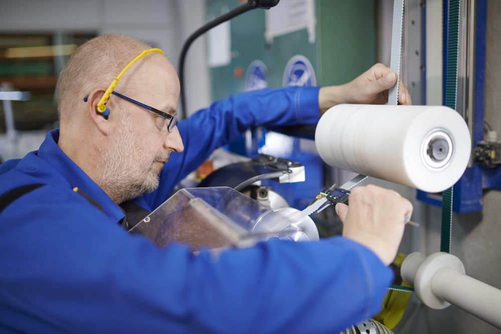 Zahnriemenbearbeitung-an-der-Schleifmaschine
