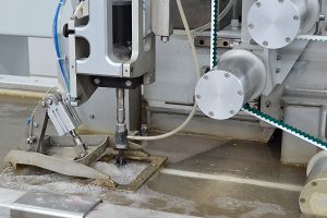 wasserstrahlschneiden-maschine-schneidprozess-2